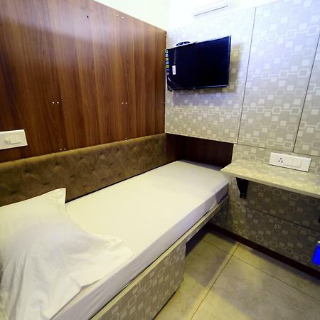 Bedspace- Capsule Ac Hotel Мангалор Екстериор снимка