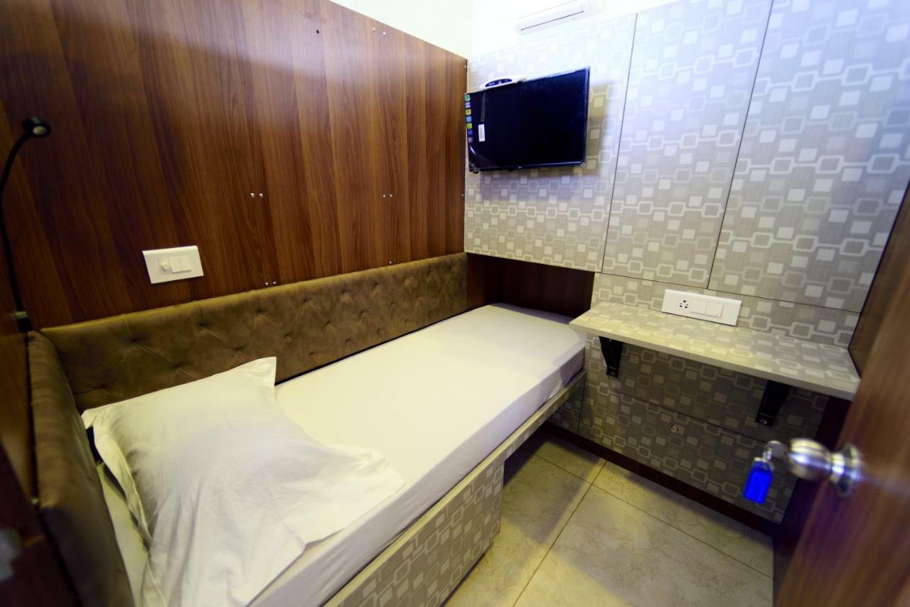 Bedspace- Capsule Ac Hotel Мангалор Екстериор снимка